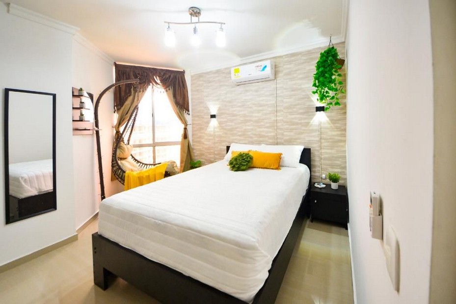 Habitación con silla colgante